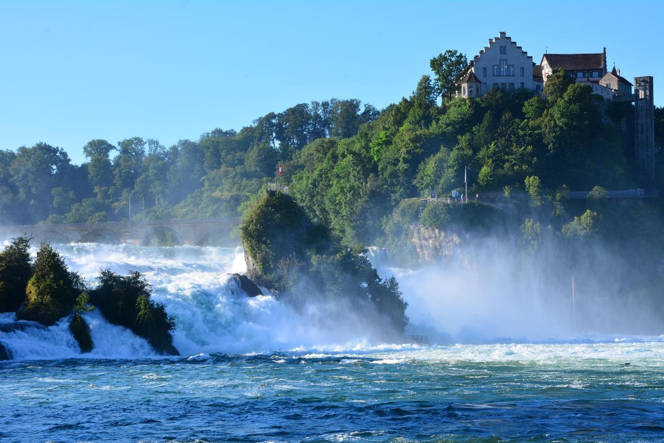 Der Rheinfall bei Schaffhausen: Wenn 700.000 Liter pro Sekunde in die Tiefe donnern